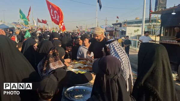 سنگ تمام مواکب عراقی در پذیرایی از  زوار پیاده اربعین حسینی