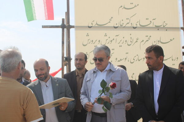 آیین شروع عملیات اجرایی دبیرستان 12 کلاسه شهید اسماعیل محمدپور در تنگک بوشهر