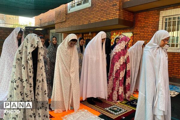 اقامه نماز دانش‌آموزان پایه هشتم در دبیرستان نگین دانش