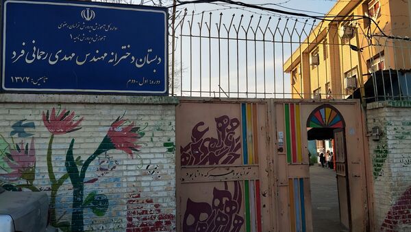 جلسه آموزش فرزند پروری برای والدین در مدرسه دخترانه مهندس رحمانی فرد ناحیه یک مشهد 