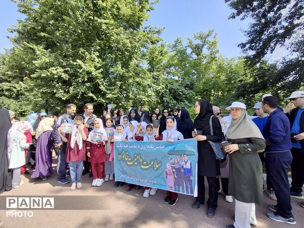 پیاده‌روی خانوادگی در تالاب حاجی‌آباد؛ طنین سلامت و جمعیت در لاهیجان