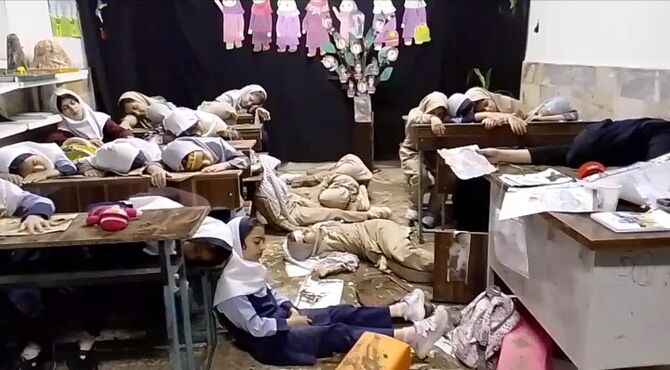 مراسم چهلمین روز شهادت دانش آموزان میناب در دبستان عادل