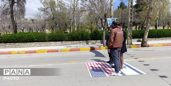 چهل روز تنهایی پس از شهادت امام انقلاب؛ مردم اسدآباد همچنان در صحنه