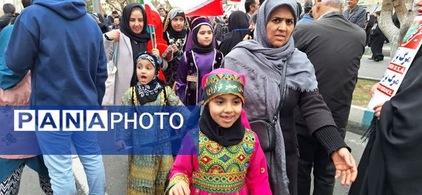 حضور گسترده و منسجم دانش آموزان و فرهنگیان منطقه ۱۰ در راهپیمایی ۲۲ بهمن ماه