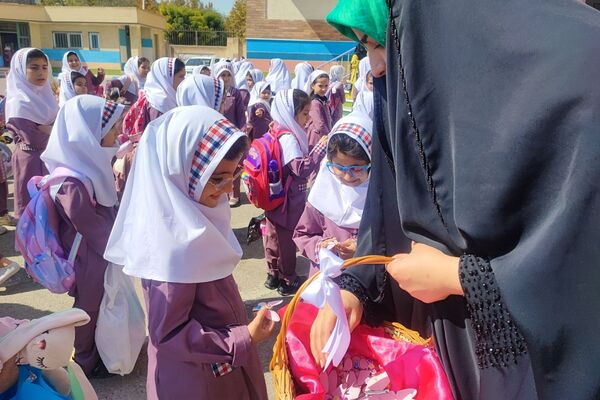 شادی و هیاهوی کودکان در اردوی درون مدرسه‌ای  آموزشگاه ایران ۲ به مناسب هفته ملی کودک 