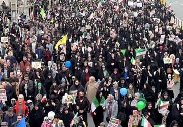 حضور پرشور مردم هشتگرد در راهپیمایی ۲۲بهمن 