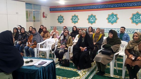 جلسه آموزش خانواده با موضوع فضای مجازی در دبستان پنجم مهر