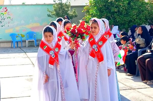 جشن شکوفه‌ها ویژه دانش‌آموزان پایه اول در دبستان حدیث شهرستان باشت