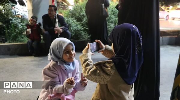 الله اکبر و پرچم ایران؛ نماد مقاومت نوجوانان همدانی در تجمعات شبانه