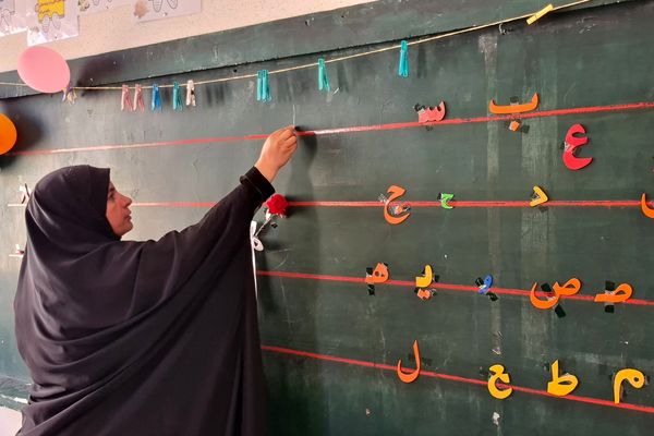 آیین نواختن زنگ ایثار و مقاومت در مدارس آباده