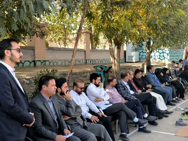 رونمایی از کتاب «روحانی که روحانی نیست» در دبیرستان باقریه