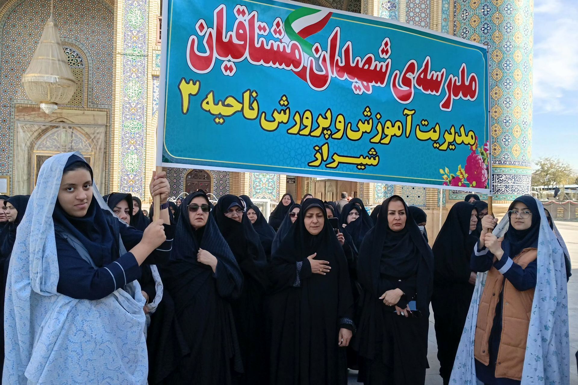 تشییع پیکر مادر شهیدان مشتاقیان در شیراز