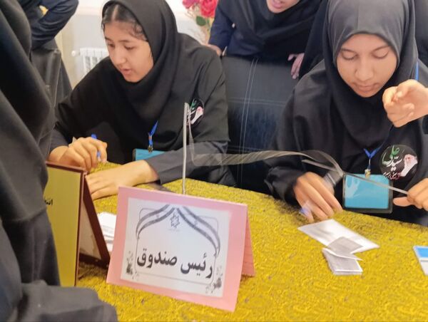 انتخابات مدرسه‌ای در دبیرستان هیات امنایی مطهره گالیکش