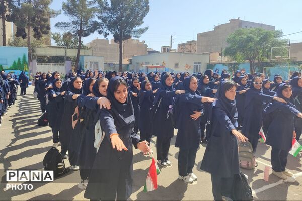 لبخندهای دانش‌آموزان دبیرستان شهید بهرامی در روز نخست مهر