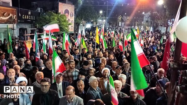 آسمان ملایر پر از نور؛ کودکان و دلدادگان در استقبال از پرچم رضوی