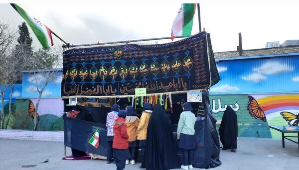 وداع دانش‌آموزان دبیرستان فرهنگیان ناحیه ۷ با شهید گمنام 