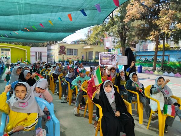 زنگ روز دانش آموز و تسخیر لانه جاسوسی دشمن در دبستان دخترانه شاهد شهید ناصری 