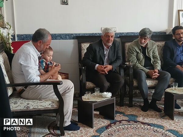 دیدار رئیس سازمان دانش آموزی یزد با خانواده شهید «محمدرضا آروز»