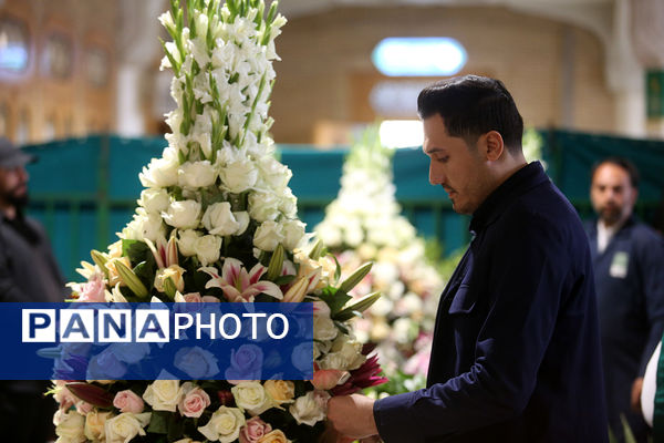 گل آرایی ضریح مطهر حضرت معصومه(س) به مناسبت روز دختر