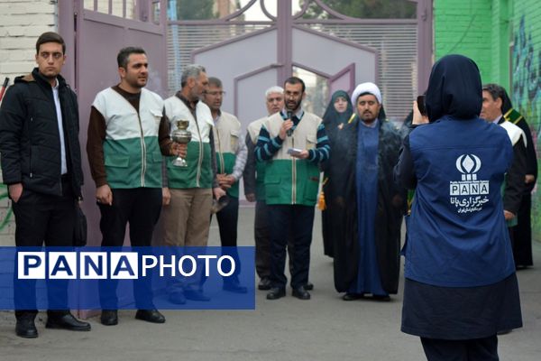 حضور خادمان رضوی در مدرسه قدر بهارستان‌دو