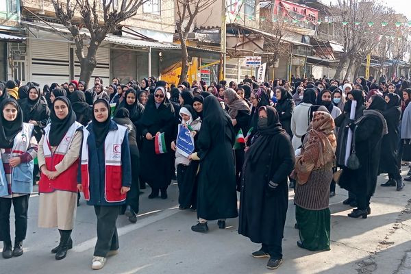 راهپیمایی یوم‌الله ۲۲بهمن با حضور گسترده مردم و نهادها در بانه