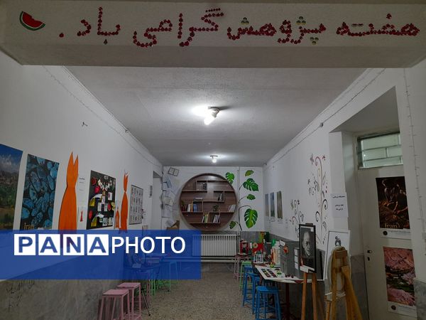 برپایی نمایشگاه به‌مناسبت هفته پژوهش در هنرستان بدیع مشهد