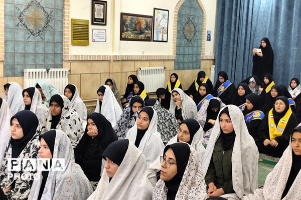 وزیر آموزش و پرورش میهمان دانش‌آموزان مدرسه شاهد دالکی