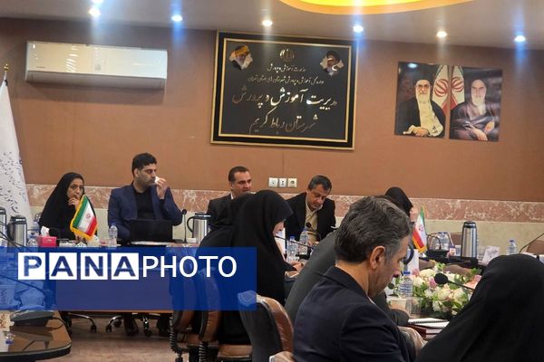 نشست هم‌اندیشی معاونین آموزش متوسطه در اداره رباط‌کریم