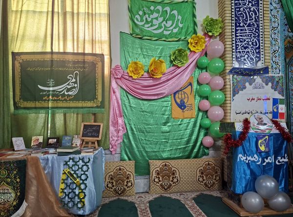 روز اول اعتکاف دانش‌آموزی با حال و هوای عبادت و راز و نیاز با خدا