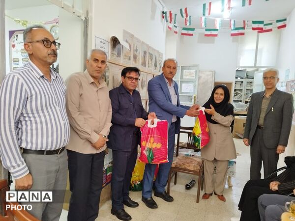 تجلیل از کادر مدرسه خدیجه کبری(س) در هفته معلم