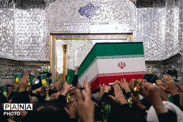 طواف پیکر رهبر شهید انقلاب بر گرد ضریح مطهر امام رضا علیه‌السلام