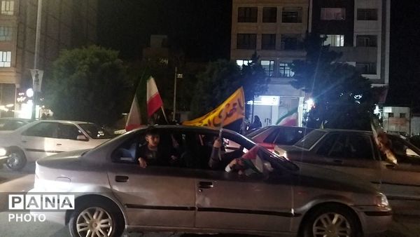 پرچم های ایران و حزب الله  بر فراز شهر نیشابور 