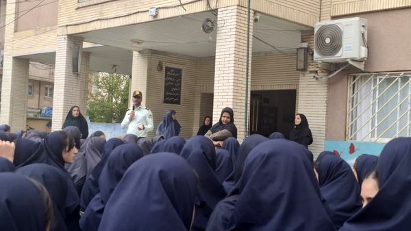 گرامیداشت روز نیروی انتظامی در دبیرستان بهار آزادی قائمشهر