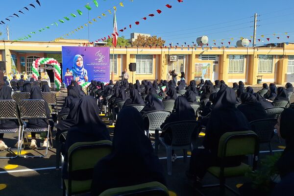 آیین نواختن زنگ مدرسه با شروع سال تحصیلی جدید 