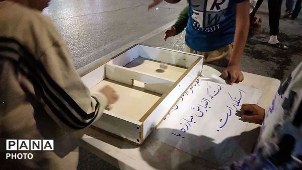 گذری بر غرفه دهه نودی ها و چایخانه حضرت زهرا(س)