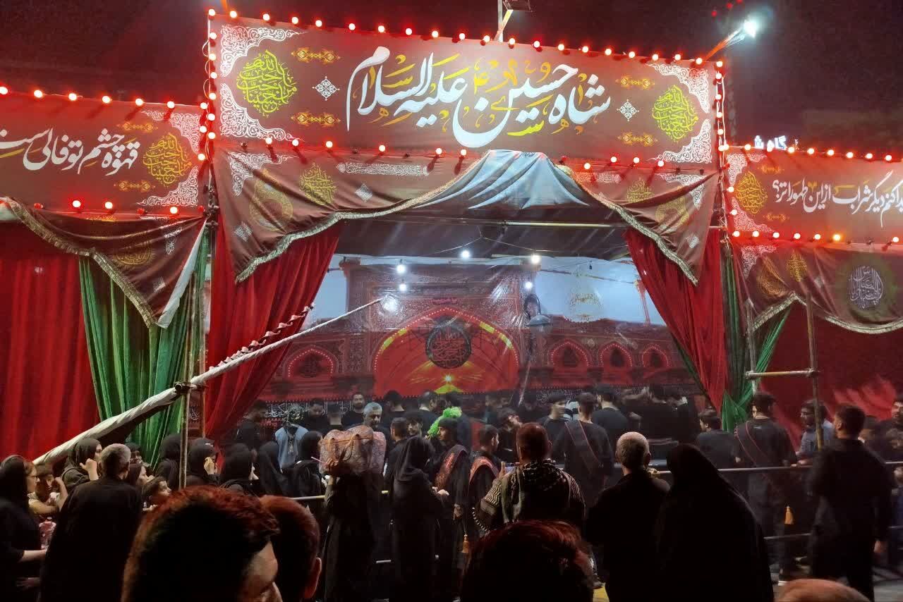 موکب‌های عزاداری در جای جای مشهد، جلوه‌ای از عشق و ماتم در شب سالروز شهادت امام رضا (ع)