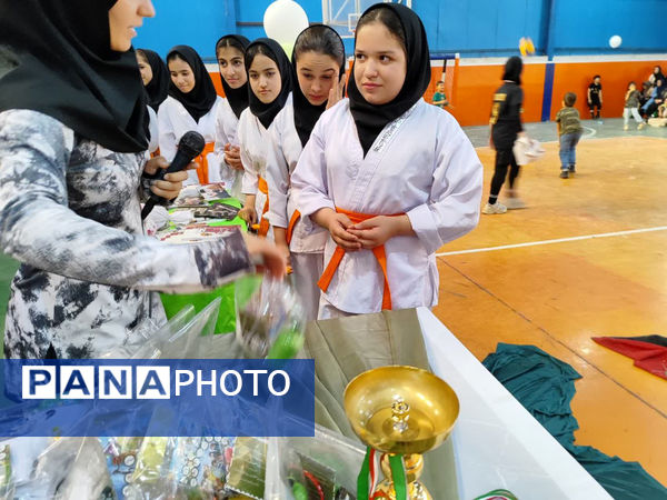 تقدیر از دختران برگزیده مسابقات ورزشی در شهر جعفریه قم