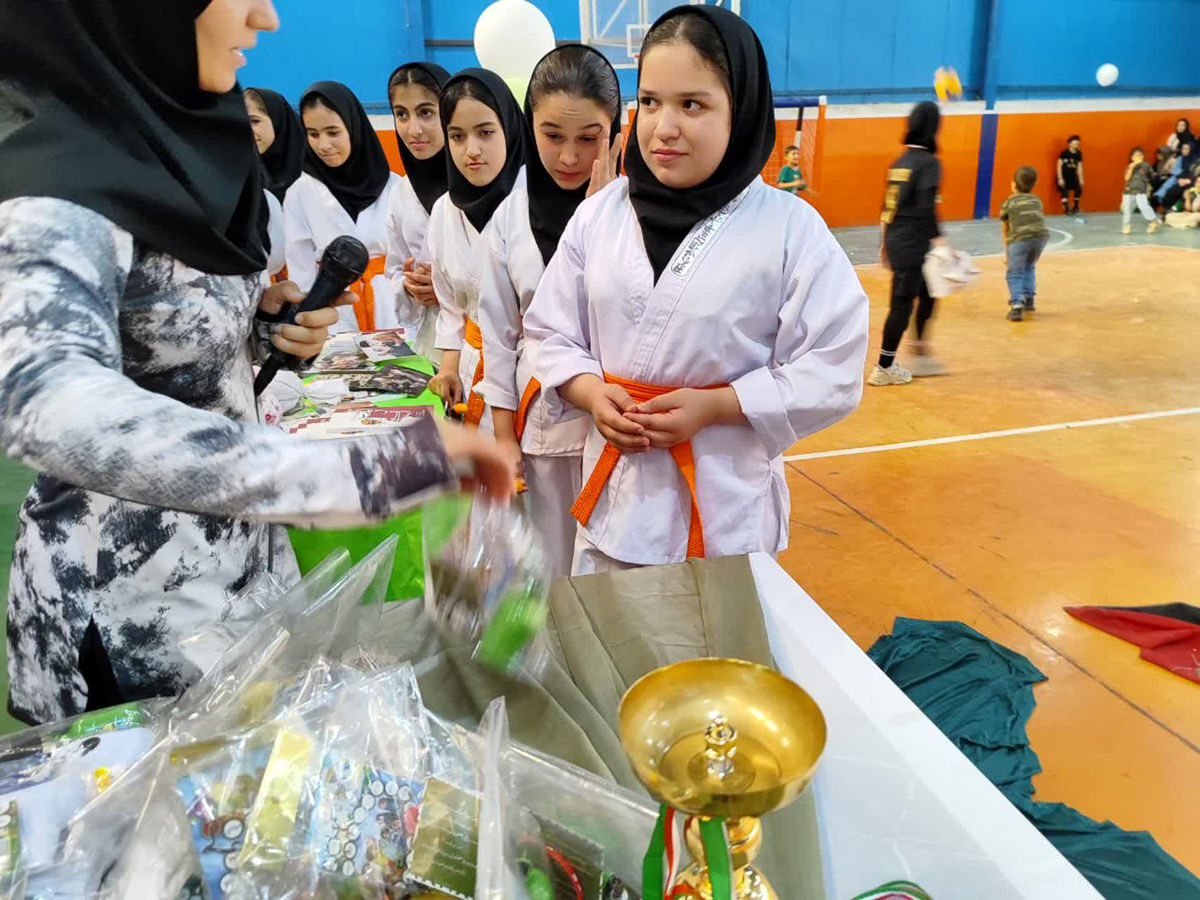 تقدیر از دختران برگزیده مسابقات ورزشی در شهر جعفریه قم