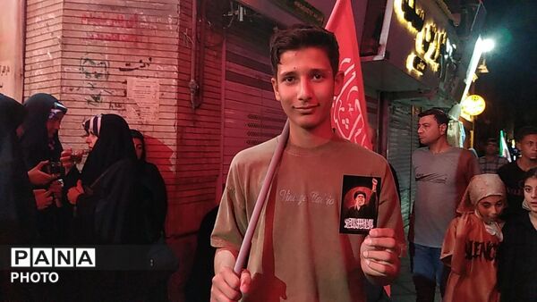 نگاهی به سیمای نورانی رهبر شهید در دست مردم