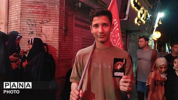 نگاهی به سیمای نورانی رهبر شهید در دست مردم