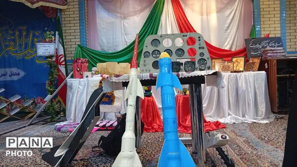 نمایشگاه خلاقیت های دانش آموزی در دبیرستان نفیسه فاضلی قم