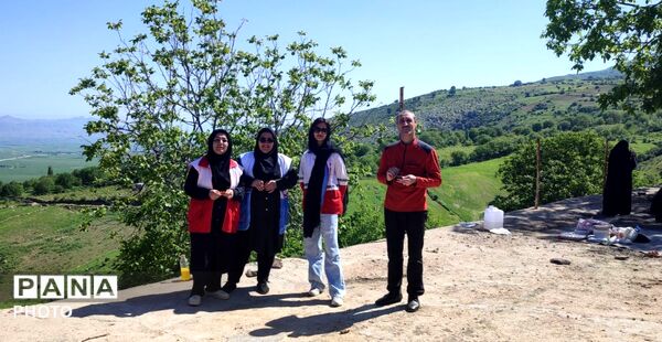 پیاده‌روی اعضای هلال احمر در روستای کشانک
