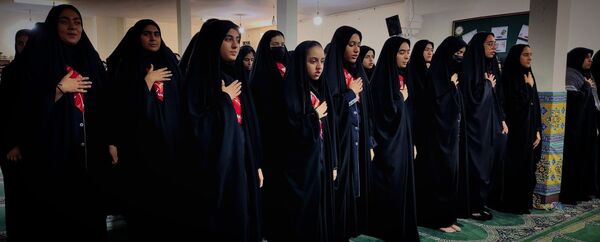 استقبال دانش‌آموزان دبیرستان شهید برقعی 2 قم از یک لاله فاطمی