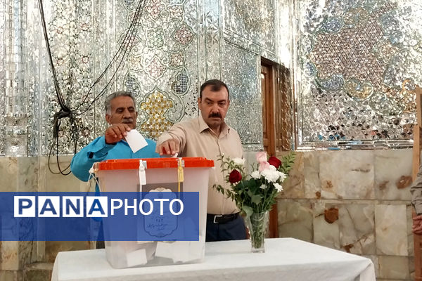 شاهچراغ مملو از مردمی که برای انتخابات حضور پیدا کردند