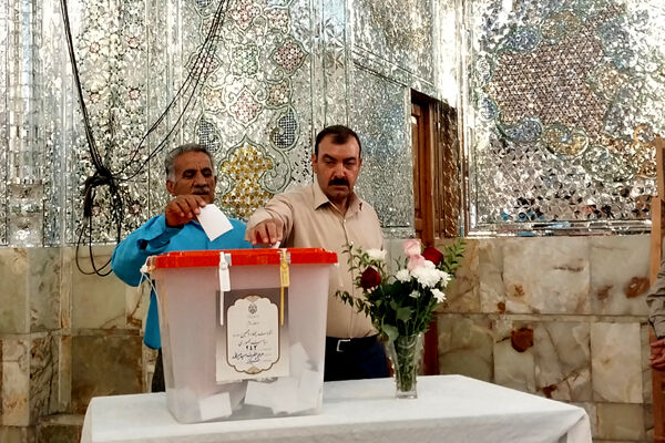 شاهچراغ مملو از مردمی که برای انتخابات حضور پیدا کردند