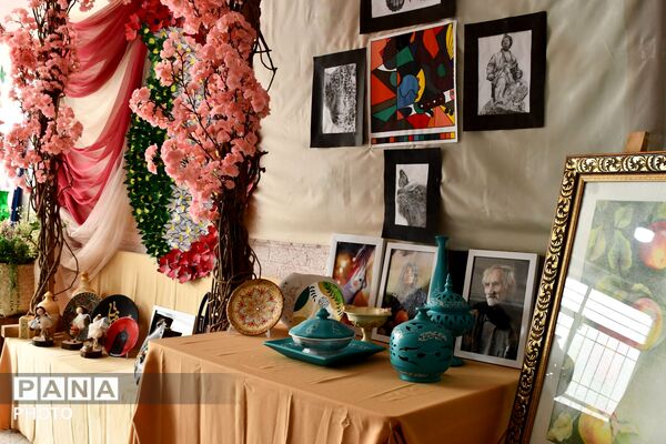 نمایشگاه آثار هنری در هنرستان کاردانش حافظ