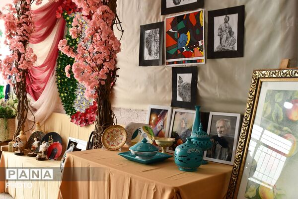 نمایشگاه آثار هنری در هنرستان کاردانش حافظ