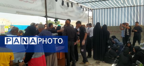روز اربعین، در مواکب پل سیمره، خدمات‌رسانی به زائران حسینی همچنان ادامه دارد