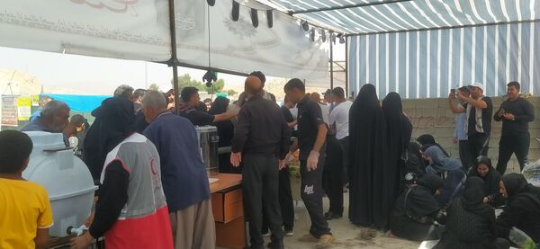 روز اربعین، در مواکب پل سیمره، خدمات‌رسانی به زائران حسینی همچنان ادامه دارد