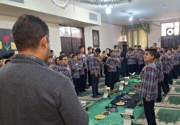 دست‌های کوچکی که به عشق بانوی دوعالم سوگواری
 می‌کنند 
